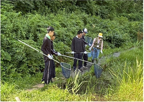 捕虫方法を学ぶ生徒