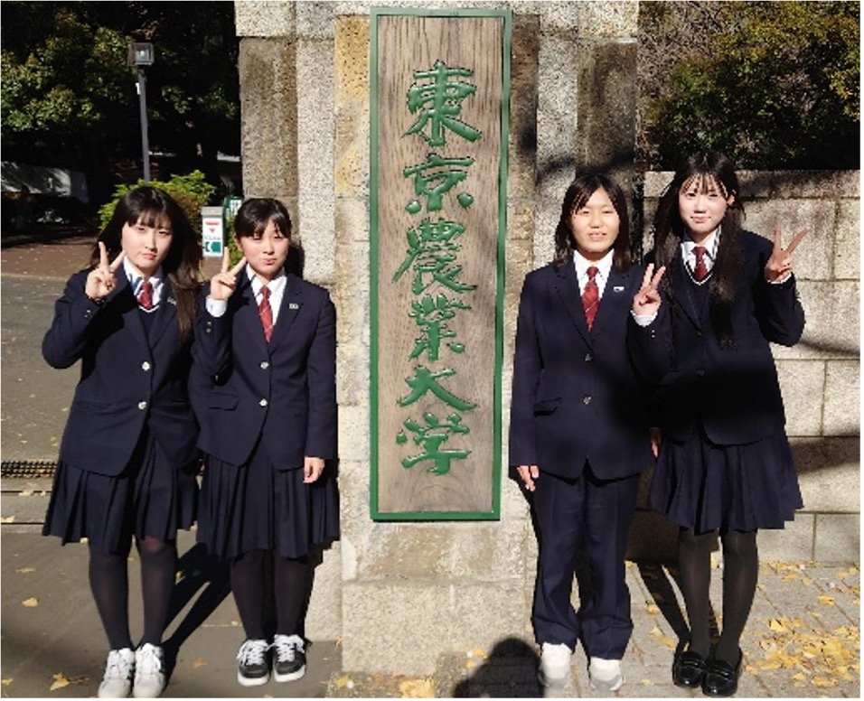 大学の正門で記念撮影