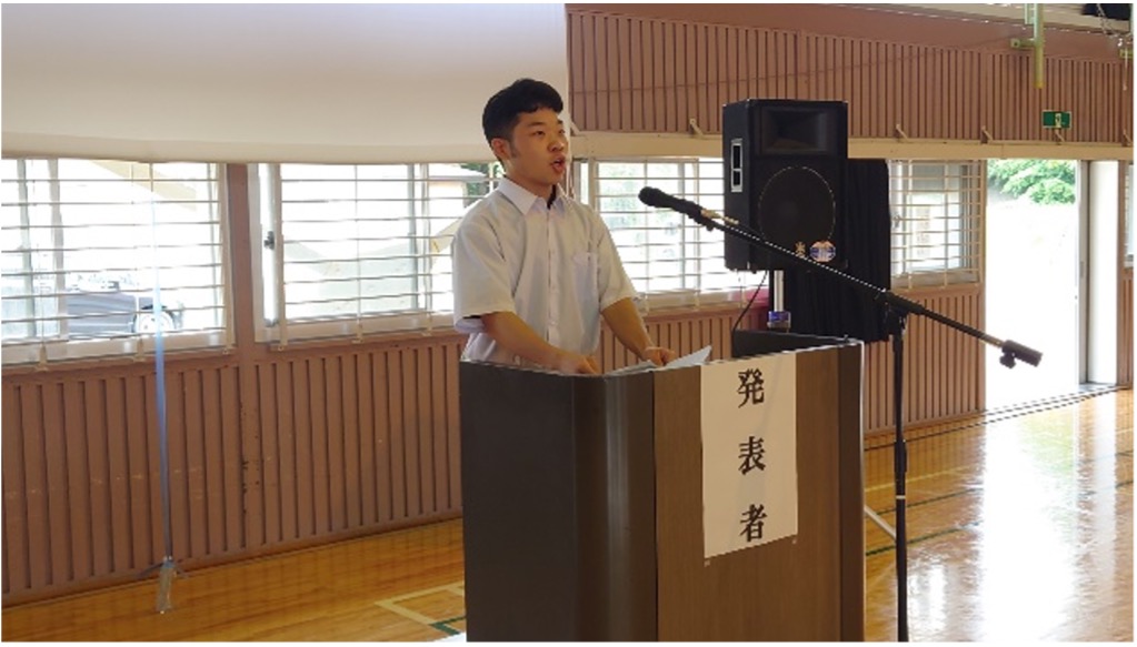 意見発表会で発表している上澤君