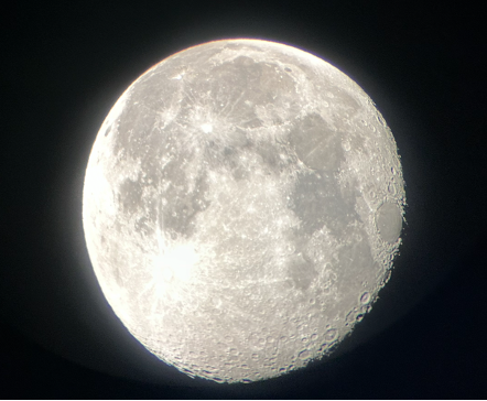 スマートフォンで撮影した月