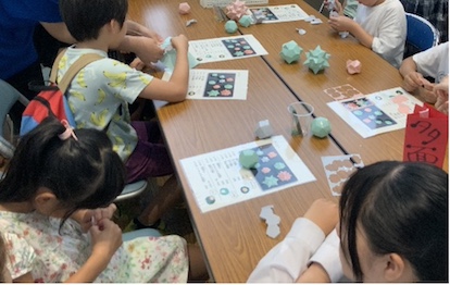 子供たちが多面体組立に夢中