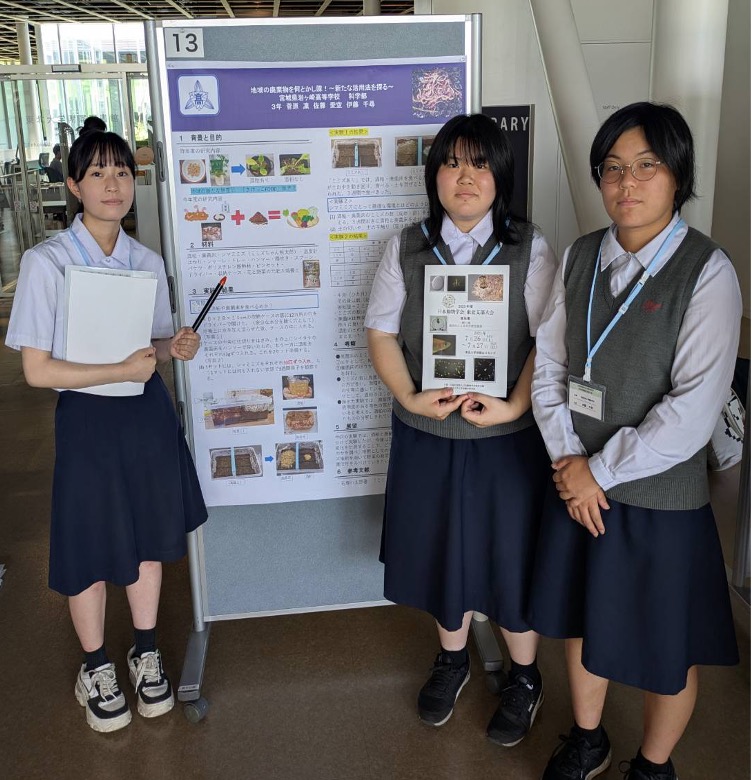 岩ヶ崎高校ポスター前にて