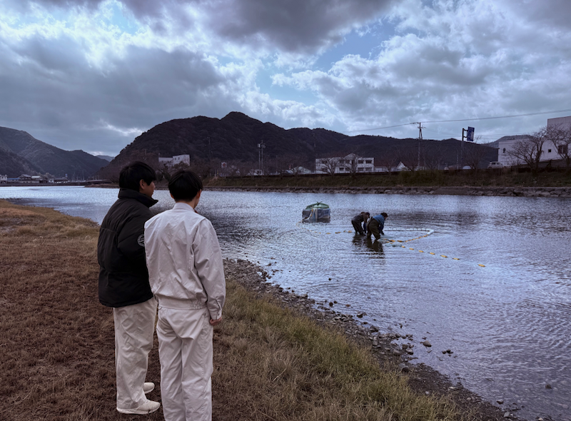 シロウオ漁を見学しているところ