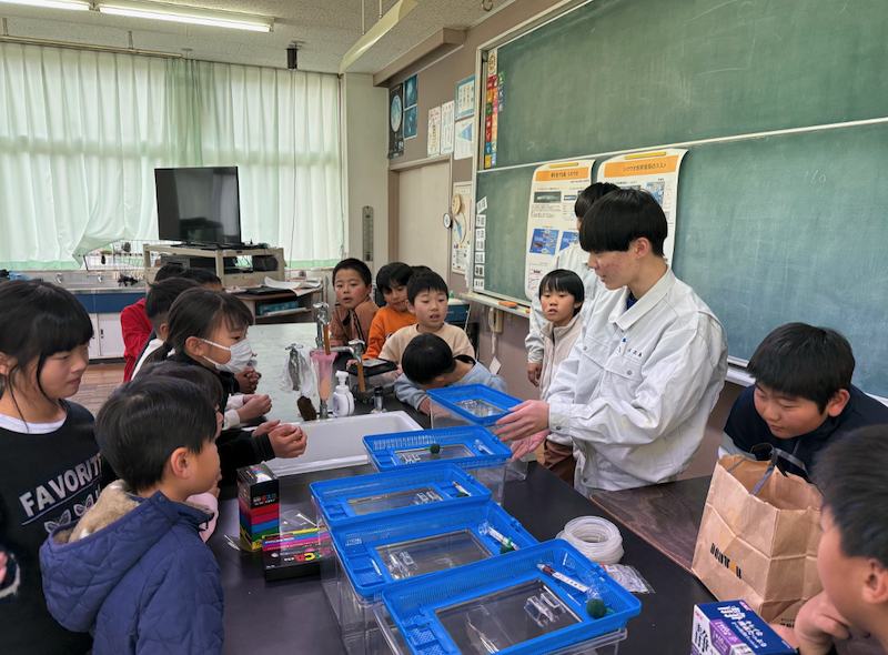 飼育道具の説明をしているところ