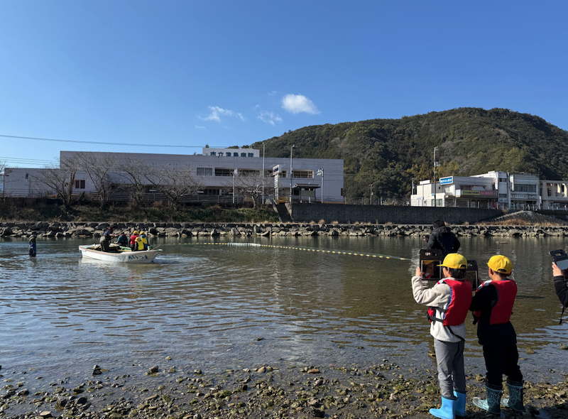 シロウオ漁を体験している児童とタブレットで記録している児童のようす