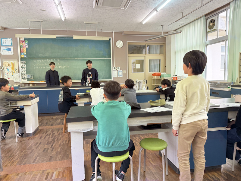 シロウオ飼育を通じた気づきを発表しているようす