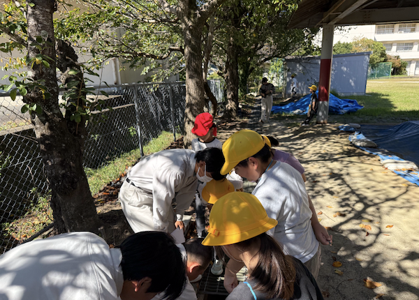 学校敷地内でカニさがしをしているところ