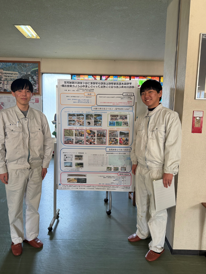 正面玄関に成果発表ポスターを掲示していただきました。